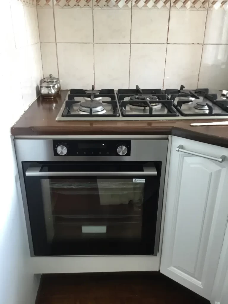 Electric oven installed and connected under a cooktop in Carina Heights